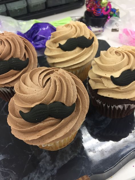 Mustache cupcakes Father’s Day Cupcake Ideas, Dad Cupcakes, Teacher Cupcakes, Mustache Cupcakes, Cupcakes Baby Shower, Fathers Day Cupcakes, Euphoria Clothing, Cupcakes For Men, Cake Decorating Set