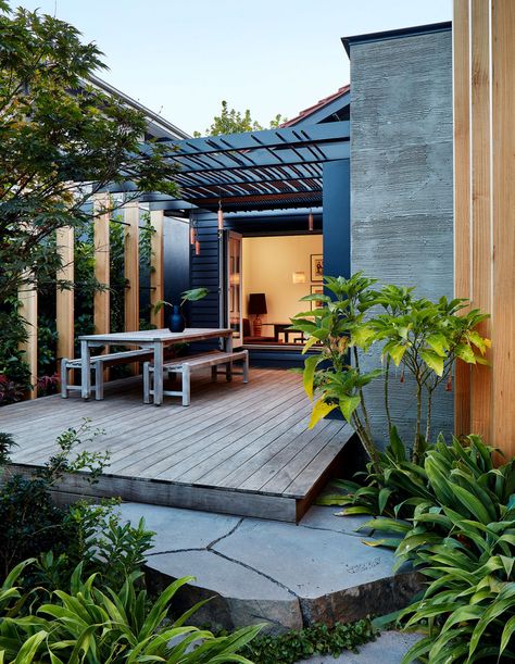 A Japanese Inspired California Bungalow in Elwood! Garden Design Ideas On A Budget, California Bungalow, Driveway Landscaping, Pergola Design, Garden Design Layout, Garden Design Plans, Australian Architecture, Garden Architecture, Patio Interior