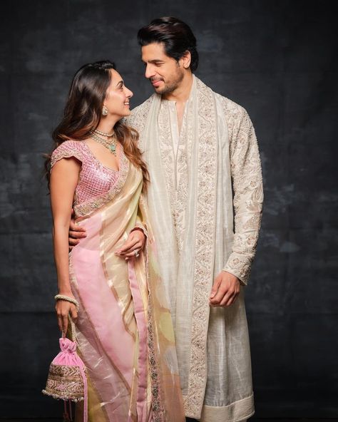 Tissue Silk Saree, Sidharth Malhotra, Desi Fashion Casual, Saree Design, Couple Picture Poses, Couple Photoshoot Poses, Kiara Advani, Photo Poses For Couples, Couple Photography Poses