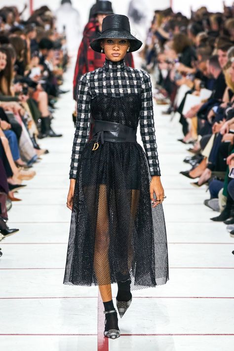 Christian Dior Fall 2019 Ready-to-Wear  by Maria Grazia Chiuri Ropa Upcycling, Runway Fashion Couture, Moda Paris, Dior Fashion, Vogue Japan, Retro Mode, Vogue Australia, Dior Couture, Vogue Russia