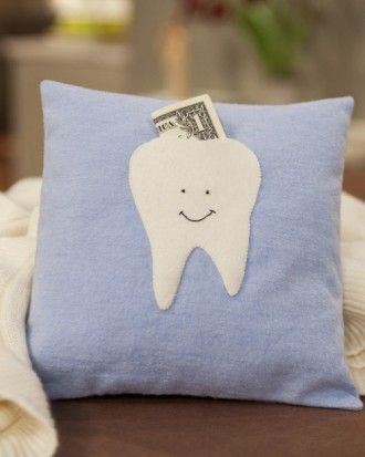 See the Tooth Fairy Pillow in our Easy Sewing Projects gallery - zo geraken de tandjes niet meer vermist onder het hoofdkussen Couture Bb, Diy Sy, Pillow Crafts, Costura Diy, Tooth Fairy Pillow, Sewing Pillows, Creation Couture, Sewing Projects For Beginners, Diy Couture