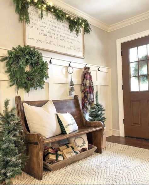 Christmas Foyer, Farmhouse Foyer, Small Foyer, Christmas Entryway, Cheap Apartment Decorating, Christmas Apartment, Mudroom Design, Dekor Diy, Foyer Decor