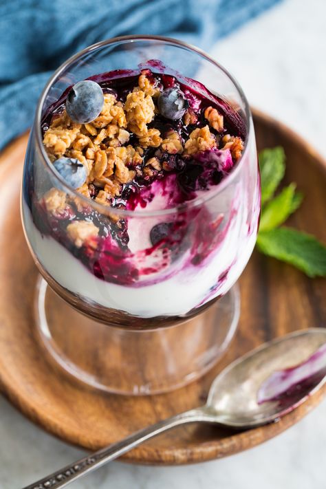 Easy Healthy Yogurt Parfait, Health Yogurt Parfait, Healthy Yogurt Parfait Clean Eating, Vegan Yogurt Parfait, Fruit Parfait Recipes Yogurt Breakfast, Healthy Parfait, Yogurt Parfait Recipe, Cinnamon Granola, Midday Snack