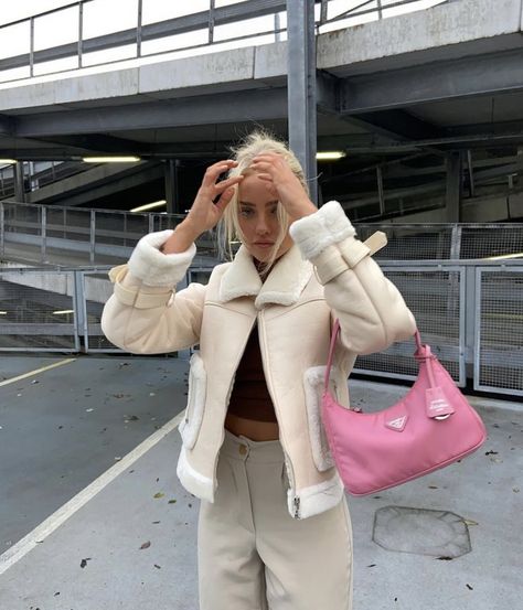 Pink Bag Aesthetic Outfit, Pink Prada Bag Outfit, Outfit With Pink Bag, Pink Shoulder Bag Outfit, Sunday Winter Outfit, Prada Nylon Bag Outfit, Pink Bag Outfit, Pink Bags Outfit, Pink Prada Bag