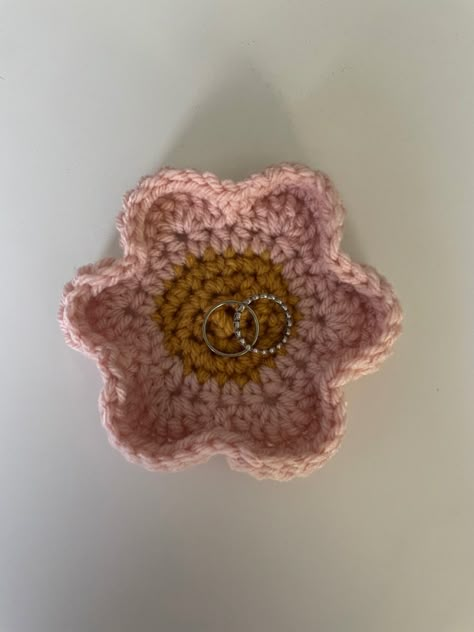 Crochet Trinket Dish Free Pattern, Crochet Trinket Dish, Flower Trinket Dish, Invisible Join, Crochet Gift Ideas, Hats Crochet, Crocheting Patterns, Beginners Crochet, Crochet Bag Pattern Free