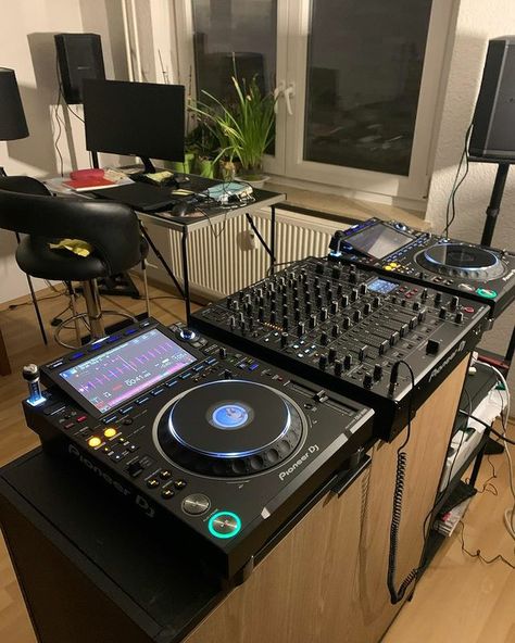 Dj Decks Aesthetic, Dj Lifestyle Aesthetic, Dj Setup Ideas Home, Dj Decks, Dj Room, Girl Dj, Mixer Dj, Home Studio Setup, Music Studio Room