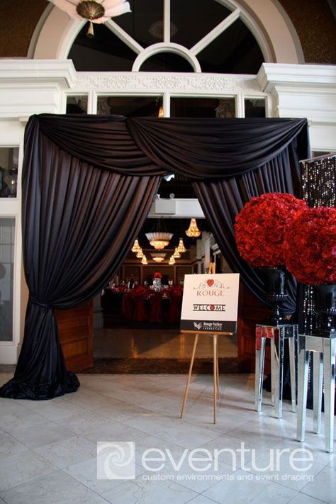 Grand Entrance with Black Drapery and Red Rose Arrangements on Mirror Pedestals – shared by Eventure Red Rose Arrangements, Gala Ideas, Decoration Evenementielle, Prom Decor, Wedding Backdrop Design, Wedding Event Design, Hollywood Party, Gatsby Wedding, Gala Dinner