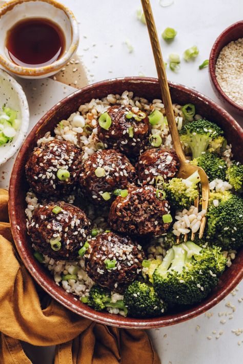 Ginger Sesame Vegan "Meatballs" - Minimalist Baker Recipes Best Vegan Meatballs, Veggie Fritters, Teriyaki Sauce Recipe, Vegan Meatballs, Pumpkin Desserts, Sesame Ginger, Minimalist Baker, Veggie Burgers, Steamed Broccoli