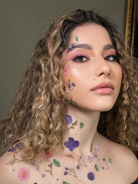 Dried flowers with some gems on the body and face ❤️ Edc Makeup, Music Video Makeup, Catwalk Makeup, Gem Makeup, Flower Makeup, Flower Face, Summer Fairy, Beautiful Photoshoot Ideas, Avant Garde Makeup