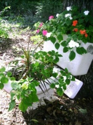 This is a guide about making a toilet planter. You can easily recycle an old toilet into an artsy garden planter. Garden Toilet, Old Toilet, Impatiens Plant, Recycled Garden Art, Recycled Garden, Diy Backyard Landscaping, Veg Garden, Garden Yard Ideas, Garden Planter