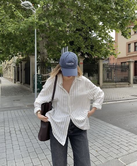 Minimal Outfit Ideas, Linen Shirt Outfit, Parisian Style Outfit, Linen Outfit, City Paris, Striped Linen Shirt, Shirt Linen, High Fashion Looks, Uni Outfits