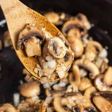 Steakhouse Mushrooms - Best Mushrooms for Steak - Best Beef Recipes Mushrooms For Steak, Steak Diane Sauce, Steakhouse Mushrooms, Diane Sauce, Best Mushrooms, Steak Diane Recipe, Easy Steak Dinner, Mushroom Wine Sauce, Steak Dinner Recipes