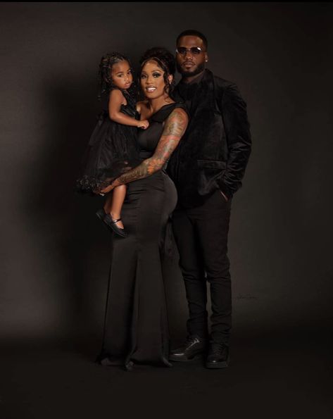 All Black Family Photoshoot, All Black Family Photoshoot Outfits, Black Outfit Family Photoshoot, Black Maternity Pictures, Vday Photos, Creative Photography Poses, Couples Outfits, Family Photoshoot Outfits, Christmas Shoot