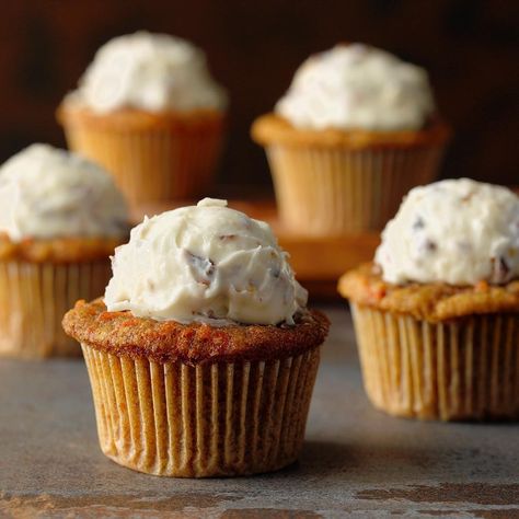 Mini Thanksgiving Desserts, Carrot Cupcake Recipe, Easter Cupcakes Easy, Easter Deserts, Pumpkin Chip, Easter Meal, Vanilla Bean Cupcakes, Easy Easter Desserts, Fall Cupcakes