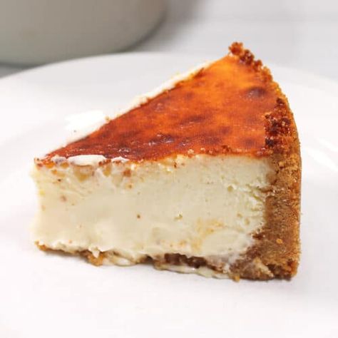 Air Fryer Basque Cheesecake - 2 Cookin Mamas Air Fryer Cheesecake, Graham Cracker Crust Cheesecake, New York Cheesecake Recipe, Basque Burnt Cheesecake, Peach Cheesecake, Burnt Cheesecake, Basque Cheesecake, Baked Cheesecake, Carrot Cake Cheesecake