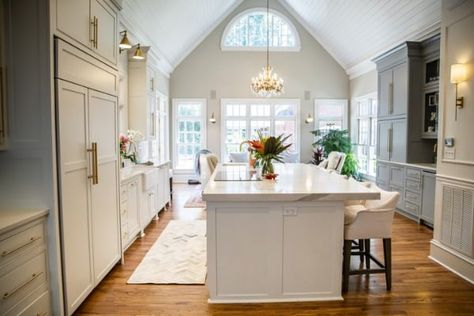 All about cathedral ceilings: ideas, inspiration and the latest trends Vaulted Ceiling Accent Wall, Craftsman Style Baseboards, Kitchen With Vaulted Ceiling, Crown Molding Vaulted Ceiling, Ceiling Layout, Accent Wall Kitchen, Ceiling Accent, Craftsman Style Trim, Ceilings Ideas