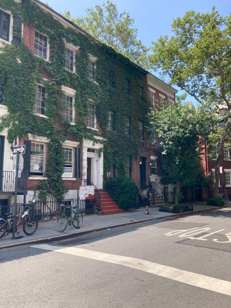 Greenwich Village Nyc Aesthetic, Townhouse Aesthetic, Greenwich Village Nyc, Village Coffee, Street Townhouse, Nyc Aesthetic, Greenwich Village, Village Life, Dream Life