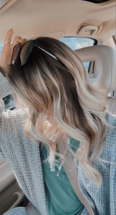 Lived In Ash Blonde Balayage Dark Roots, Blonde Balayage With Melted Root, Winter Dimensional Blonde, Reverse Blonde Balayage, Winter Blonde Hair Color Ideas, Ashy Bronde Balayage With Money Piece, Two Tone Hair Color Ideas For Blondes, Reverse Balayage Blonde To Brown, Balayage For Fall