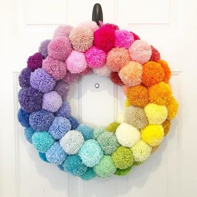 Framing Art, Pom Pom Wreath, Diy Pom Pom, Diy Yarn Crafts, Pom Pom Crafts, Yarn Diy, Wool Crafts, Frame Crafts, Crafty Craft