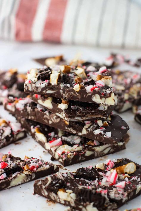 Oreo Peppermint Bark, Oreo Pretzel, Oreo Bark, Easy Dessert Recipes Christmas, Peppermint Bark Recipes, Easy Holiday Desserts, Christmas Desserts Easy, Types Of Chocolate, Bark Recipe