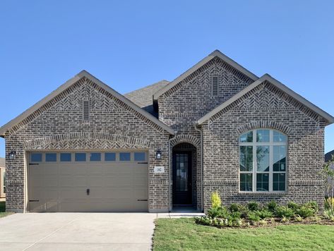 Exterior Scheme #11 - Auburn Hills brick w/ Cream Mortar Texas Brick Homes, Exterior Home Color Schemes, Stone Garage, Texas Style Homes, Floorplan Ideas, Brick House Exterior, Bloomfield Homes, Acme Brick, House Floorplan