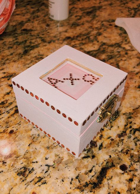 Pin Box Sorority Diy, Pin Boxes Sorority, Badge Box Sorority, Sorority Pin Box Ideas, Pin Box Sorority, Sorority Gifts Diy, Sorority Pin Box, Big Lil Gifts, Sisterhood Events