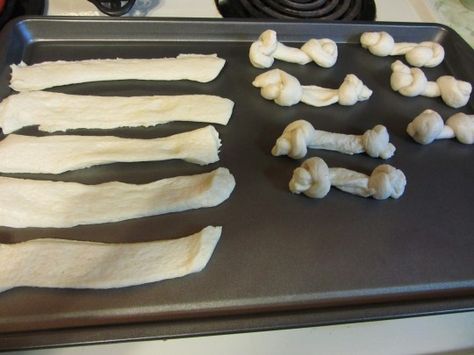 Baked Bones with Swamp Dip « sugarjunkieconfessions and other good stuff Breadstick Bones, Paw Control, Random Holidays, Psi Patrol, Dulces Halloween, Carving Pumpkins, Themed Food, Spooky Treats, Halloween Goodies