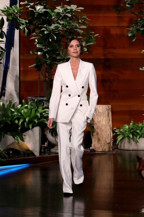 Victoria Beckham’s Secret to Wearing a Suit With Flair? Her Signature Leg Pose | Vogue Victoria Beckham Suit, Leg Pose, Beckham Suit, Victoria And David, Victoria Beckham Outfits, Victoria Beckham Style, Posh Style, Black Stilettos, Spice Girls