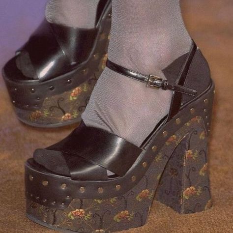 Twin Shadow, Dr Shoes, Funky Shoes, Shoe Inspo, Aesthetic Shoes, Swag Shoes, Moda Vintage, Pretty Shoes, Dream Shoes