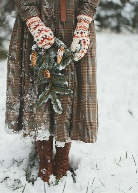 little things Winter In The Woods, Cottage Core Christmas, Cottagecore Winter, Winter Cottagecore, Cottagecore Christmas, Winter Cottage, Cabin Christmas, Winter Photoshoot, Winter Love