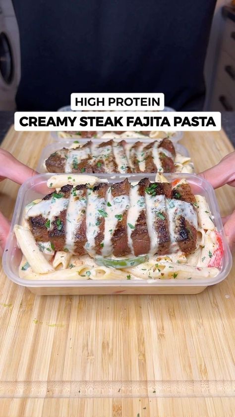 352K views · 10K reactions | High Protein Creamy Steak Fajita Pasta! ONLY 545 Calories!🥩🍝🔥 One of the most incredible combos, perfectly cooked steak with a creamy fajita pasta. Indulgent and a perfect way to add steak to your meal preps🤌🏽 Macros per serving (total 4) 545 Calories | 57g Protein | 46g Carbs | 13g Fat Ingredients - 700g Topside Beef cut into steaks (this is the leanest cut of beef, you can use any beef cut you like) - Season both sides with Garlic Powder, Chilli Powder, Salt, Pepper and Olive Oil - 20g Light Butter for cooking Creamy Fajita Sauce - 300ml Low Fat Milk - 150g Light Cream Cheese (Brand: Philadelphia Lightest) - 40g Parmesan Cheese - 1 tsp Garlic Powder, Oregano, Salt, Chilli Flakes - 1/3 Cup Pasta Water For Cooking - 243g Uncooked Penne Pasta = approx 5 Steak Fajita Pasta, Fajita Pasta Recipe, Creamy Steak, Topside Beef, Fajita Sauce, Fajita Pasta, Healthy High Protein Meals, High Protein Low Calorie, Steak Fajitas