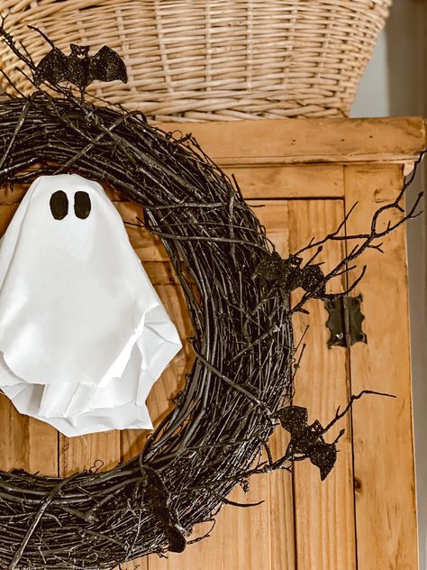 Pottery Barn Halloween, Ghost Wreath, Diy Ghost, Ghost Diy, Ghost Light, Halloween Front Porch, Styrofoam Ball, Halloween Party Diy, Diy Pottery