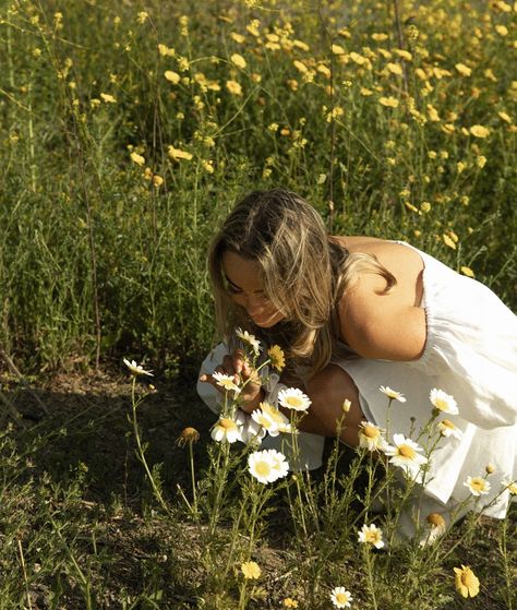 Cassidy and Marcella in @theroofersgranddaughter 💐 Romanticize Your Summer Aesthetic, Romanticizing Summer, Evermore Aesthetic, In Her Garden, Spring Photoshoot, Spring Air, Hawaii Photographer, Summer Romance, Branded Content