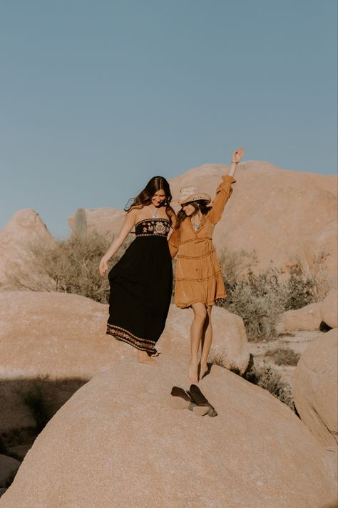 Photoshoot Ideas Desert, Best Friend Photoshoot Ideas, Friend Photoshoot Ideas, Photoshoot Western, Western Boho Fashion, Desert Photoshoot Ideas, Photoshoot Friends, Cowgirl Photoshoot, Friends Photoshoot