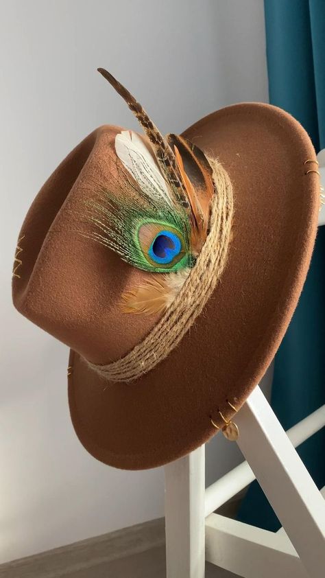 Diy Leather Hat, Cowboy Hat Design, Custom Cowboy Hats, Cowboy Hat Bands, Custom Made Hats, Mens Hats Fashion, Felt Cowboy Hats, Painted Hats, Chapeau Cowboy