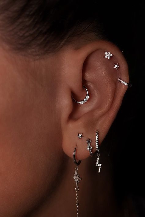 Delicate Facial Piercings, Cute Hoops Earrings, Piercings Silver Ear, Piercing Silver Ear, Ear Piercing Designs Simple, Full Ear Piercings Silver, Ear Piercings Wedding, Ear Piercings Silver Jewelry, Piercing Inspo Silver