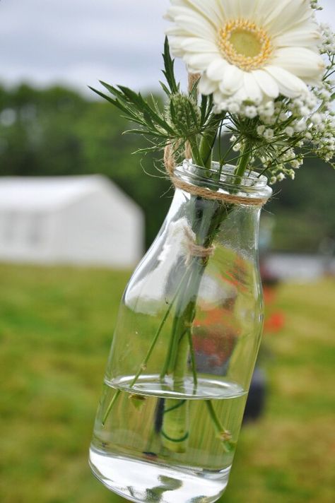 Simple Wedding Table Centerpieces, Milk Bottle Centerpiece, Milk Bottle Flowers, Isle Decor, Dollar Tree Wedding Centerpieces, Jar Centerpiece Wedding, Mini Milk Bottles, Milk Bottle Vases, White Green Flowers