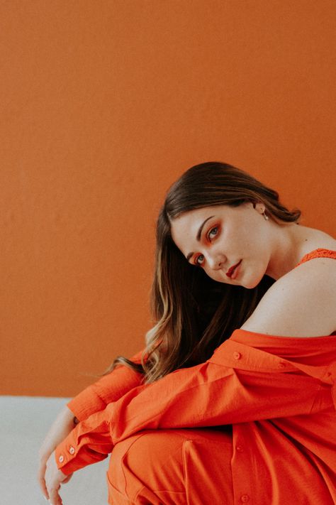 Orange Monochrome Outfit, Orange Monochromatic, Outfit Ideas Photoshoot, Monochrome Outfit Ideas, Orange Monochrome, Poses Editorial, Editorial Poses, Monochrome Aesthetic, Ideas Photoshoot