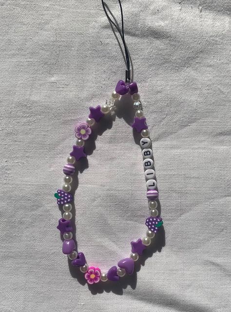 Phone Charms Aesthetic Purple, Phone Charm Purple, Phone Charm Ideas, Charm Bracelet Ideas, Purple Phone Charm, Birthday Party Purple, Beaded Phone Lanyard, Pulseras Kandi, Preppy Jewelry