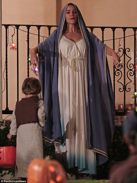 Virgin Mary Dress, Virgin Mary Costume, Mary Costume, Biblical Costumes, Ed O Neill, Its Halloween, Halloween Episodes, Mary Dress, Costume Inspo