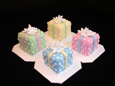 mini cakes Cakes Decorated, Present Cake, Mini Wedding Cakes, Mini Torte, Cake Central, Little Cakes, Small Cake, Sugar Rush, Love Cake