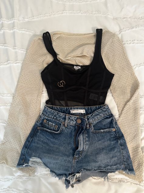 Cute Black Jean Shorts Outfit, Black Denim Shorts Outfit Summer Casual, Outfit With Jean Shorts, Denim Shorts Outfit Summer Casual, Short Jean Skirt Outfits, Black Denim Shorts Outfit, Black Jean Shorts Outfit, Winter Shorts Outfits, Winter Dinner Outfit