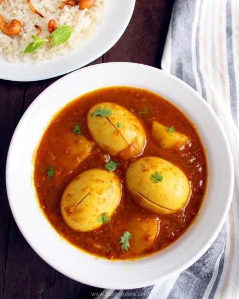 Bengali egg curry / dimer jhol recipe - a simple and comforting potato and egg curry in Bengali style. Goes well with rice or chapathis. Curry Easy, Bangladeshi Food, Bengali Food, Egg Curry, Fried Fish Recipes, Indian Kitchen, India Food, Egg Dish, Curry Recipe