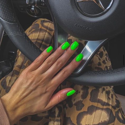 Bright Green Gel Nails, Short Bright Green Nails, Lime Green Toe Nails, Neon Green Pedicure, Bright Green Acrylic Nails, Neon Green Toes, Neon Green Gel Nails, Neon Nails Square, Electric Green Nails