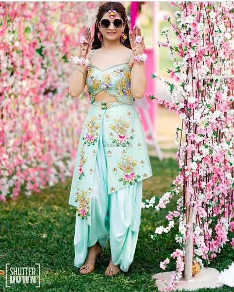 Dress For Mehendi Function, Mehendi Function Outfit, Mehndi Dress For Bride, Haldi Ceremony Outfit, Pool Party Dresses, Brothers Wedding, Mehndi Outfit, Long Blouse Designs, Mehendi Outfit