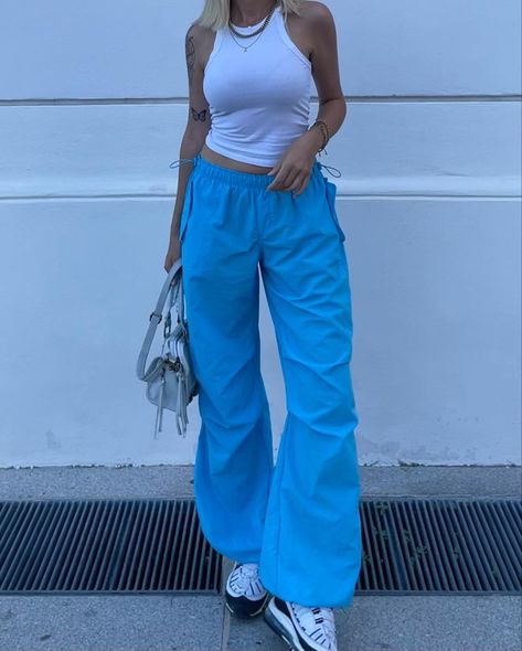 parachute pants inspiration outfit Light Blue Parachute Pants Outfit, Girly Cargo Pants Outfit, Parasut Pants Outfit, Blue Parachute Pants Outfit, Parashoot Pants Outfit, Bershka Parachute Pants, Blue Cargo Pants Outfit, Pastel Blue Outfit, Parachute Pants Outfit