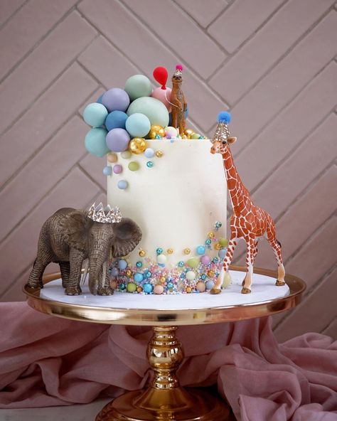 Safari Cake Ideas, Safari Birthday Cake, Desserts At Home, Party Animal Birthday, Idea Cake, Giraffe Party, Animal Themed Birthday Party, Safari Cake, Minnie Mouse Birthday Party Decorations