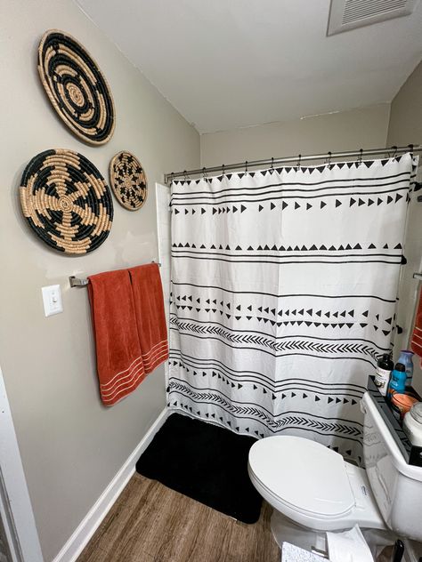 Boho Shower Ideas Bathroom, Boho Wall Basket Decor, Western Bathroom Decor, Boho Bathroom Ideas, Small Apartment Bathroom, Bathroom Farmhouse Style, Bathroom Redesign, Basket Wall Decor, Apartment Bathroom