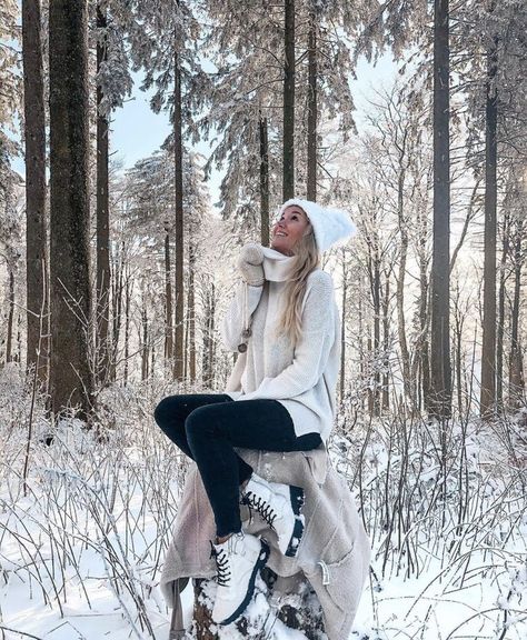 Winter Senior Pictures Outfits, Snow Senior Pictures, Winter Senior Photography, Winter Portraits Photography, Winter Senior Pictures, Snowy Pictures, Daughter Photo Ideas, Christmas Pictures Outfits, Cold Weather Outfits Winter