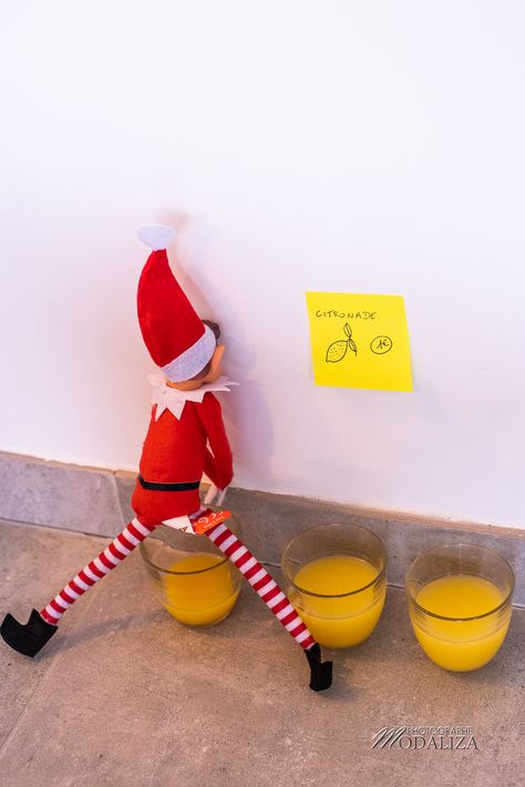 Lutin de Noel idees betises - Elf on the shelf - Mon blog - Modaliza photographe Elf In The Shelf Arrival Ideas, Elf On Shelf Letter, Elf On The Shelves, Elf Is Back Ideas, Thanksgiving Napkin Folds, Simple Thanksgiving Table Decor, Fireplace Tv Wall Decor, Elf On The Shelf Arrival, Elf Ideas Easy